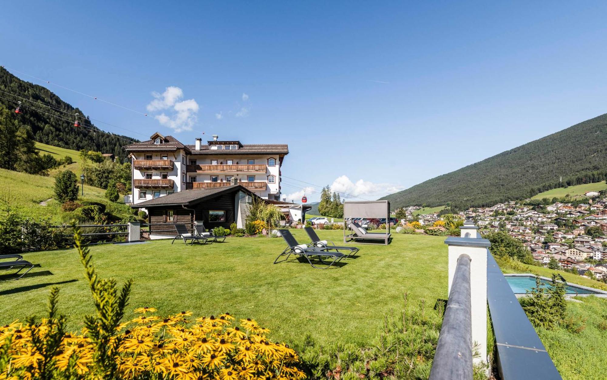 ホテル Rainell Dolomites Retreat オルティゼーイ エクステリア 写真
