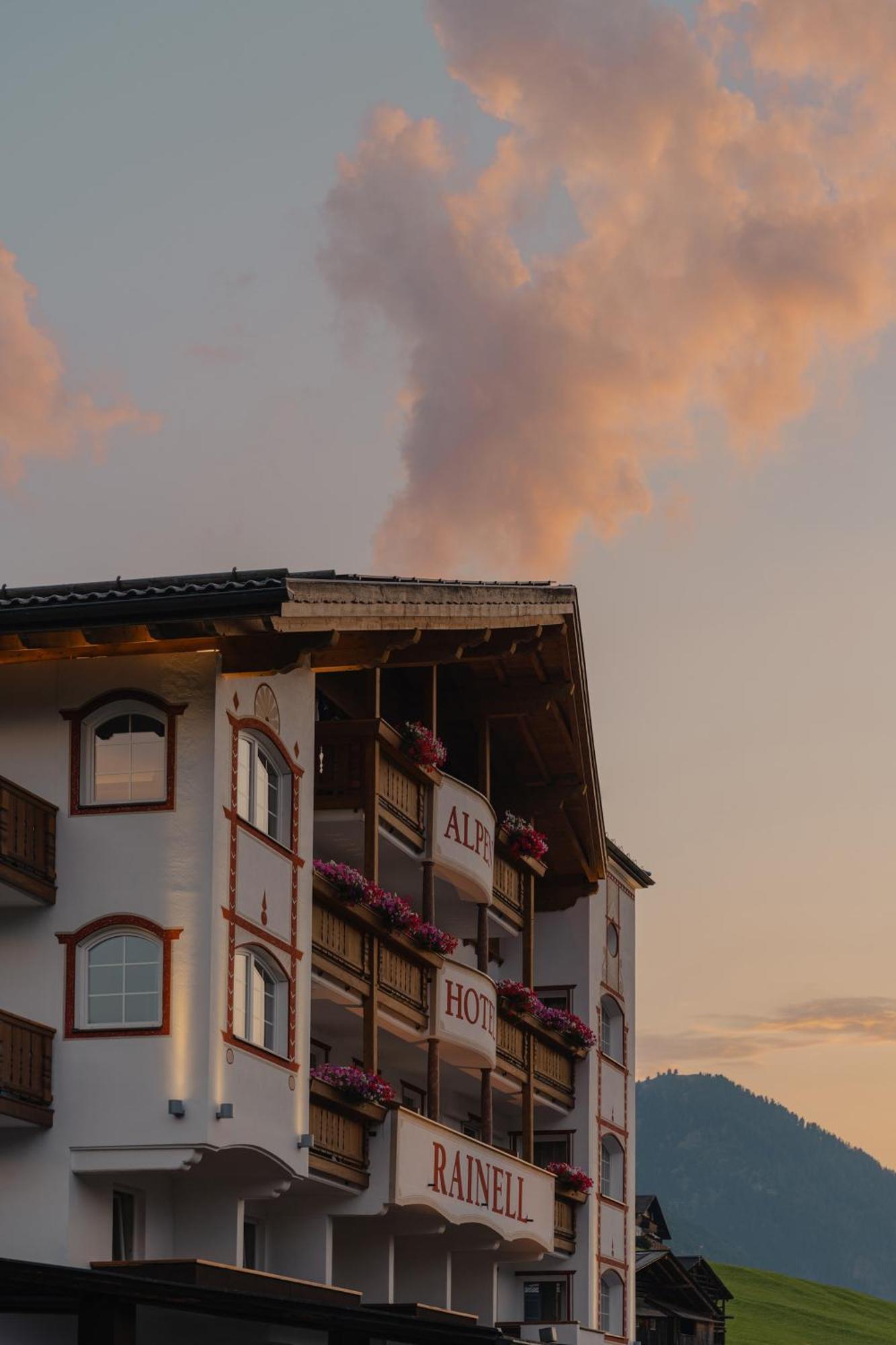 ホテル Rainell Dolomites Retreat オルティゼーイ エクステリア 写真