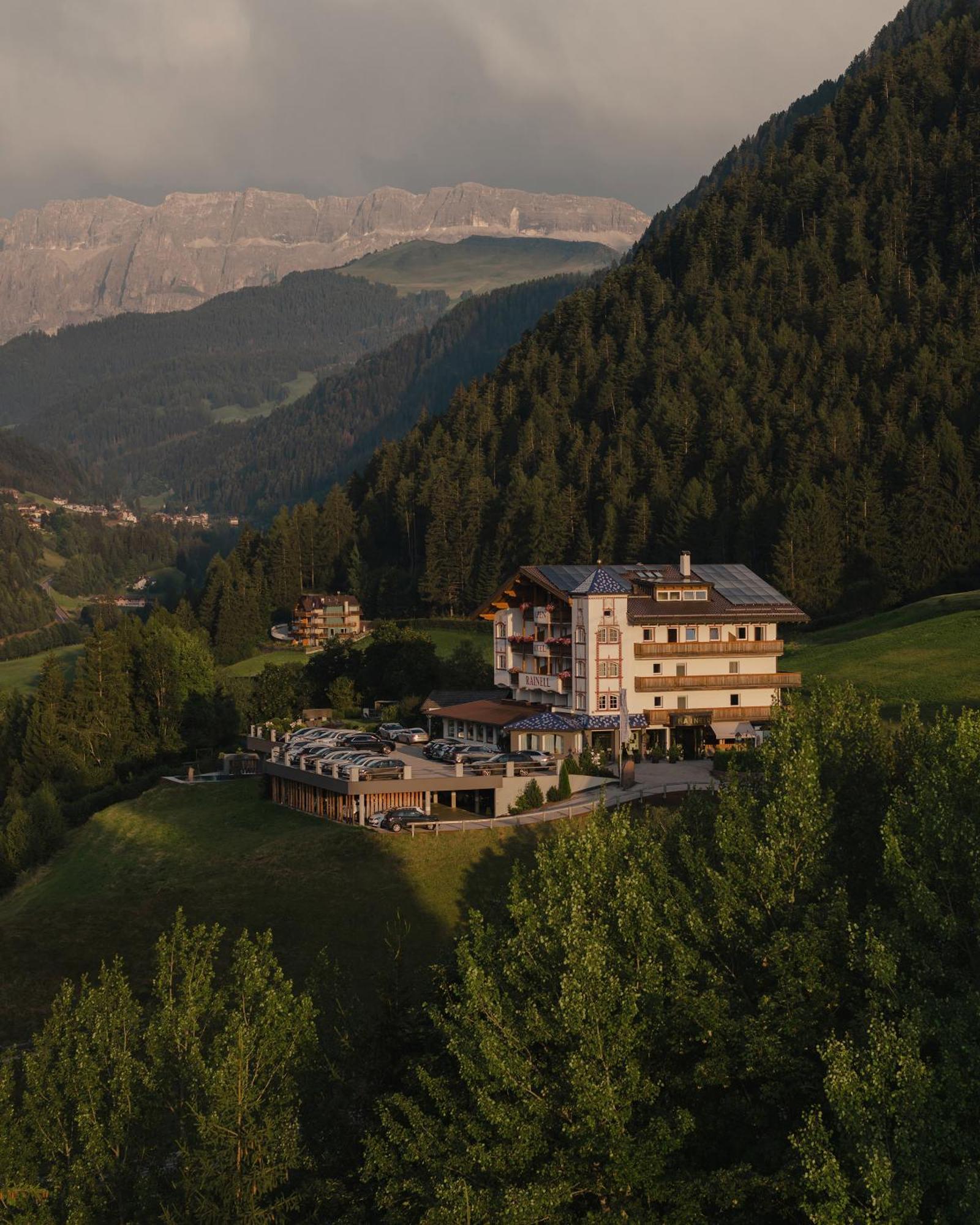 ホテル Rainell Dolomites Retreat オルティゼーイ エクステリア 写真