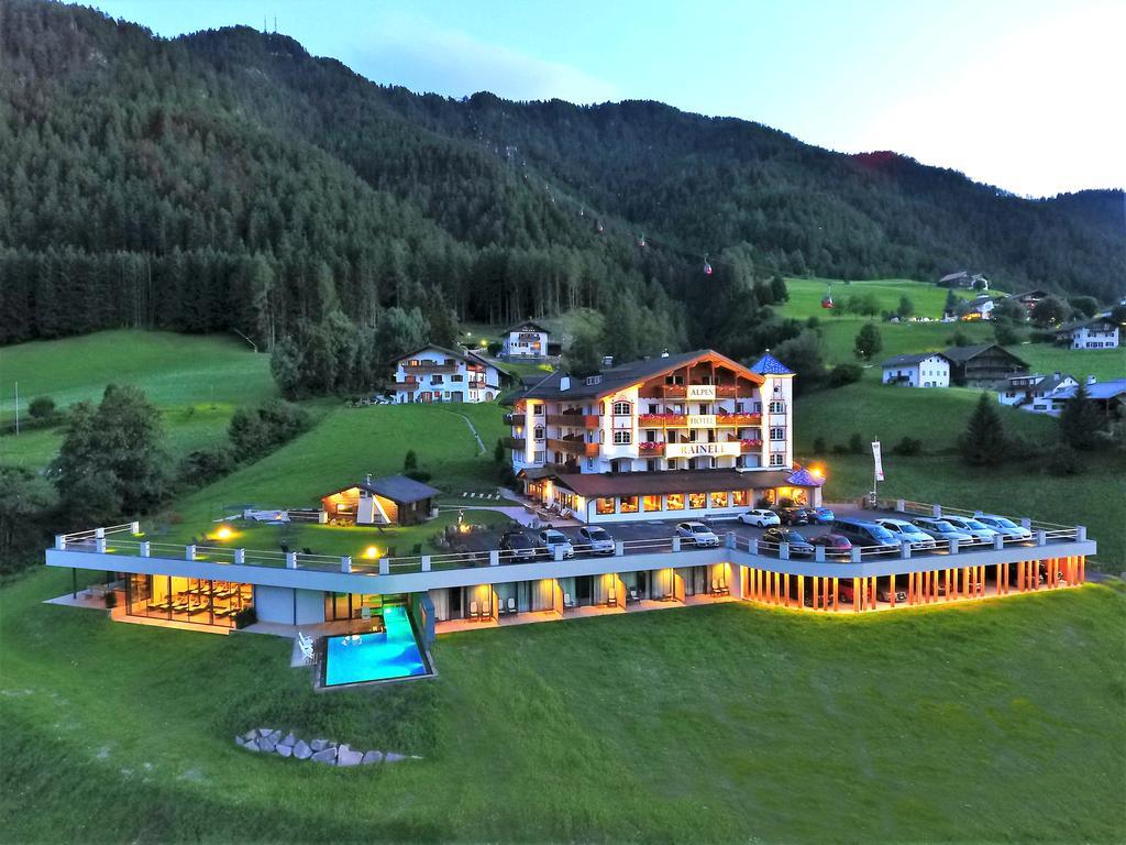 ホテル Rainell Dolomites Retreat オルティゼーイ エクステリア 写真