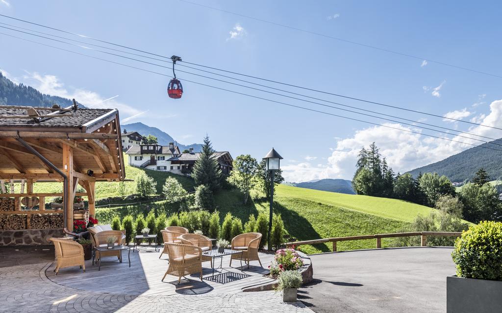 ホテル Rainell Dolomites Retreat オルティゼーイ エクステリア 写真