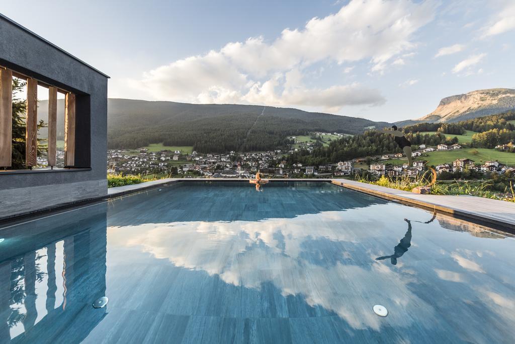 ホテル Rainell Dolomites Retreat オルティゼーイ エクステリア 写真