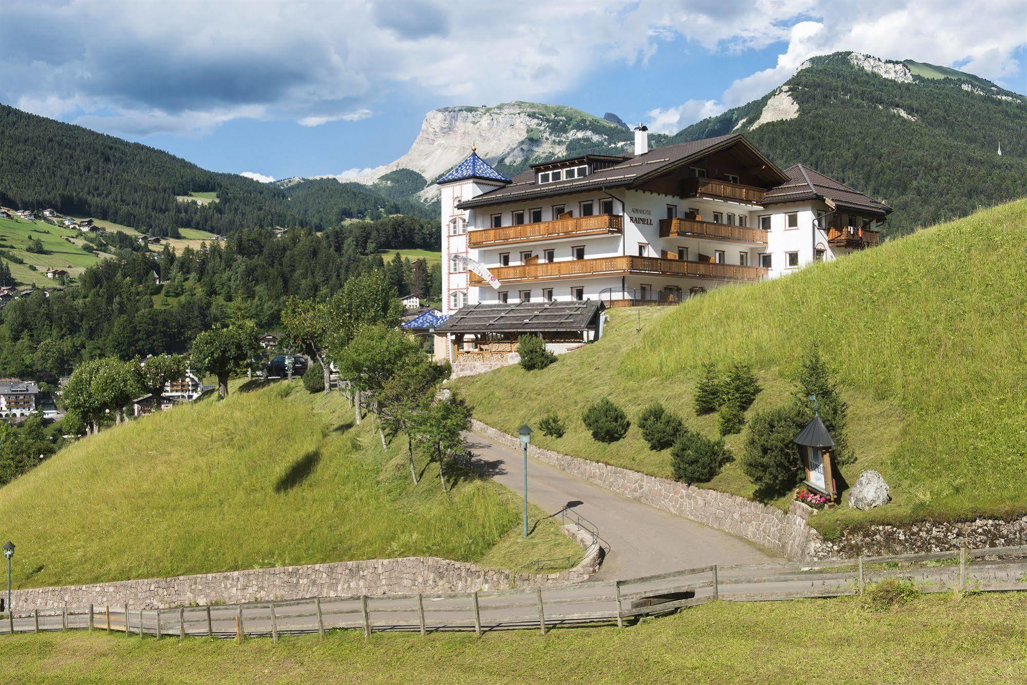 ホテル Rainell Dolomites Retreat オルティゼーイ エクステリア 写真