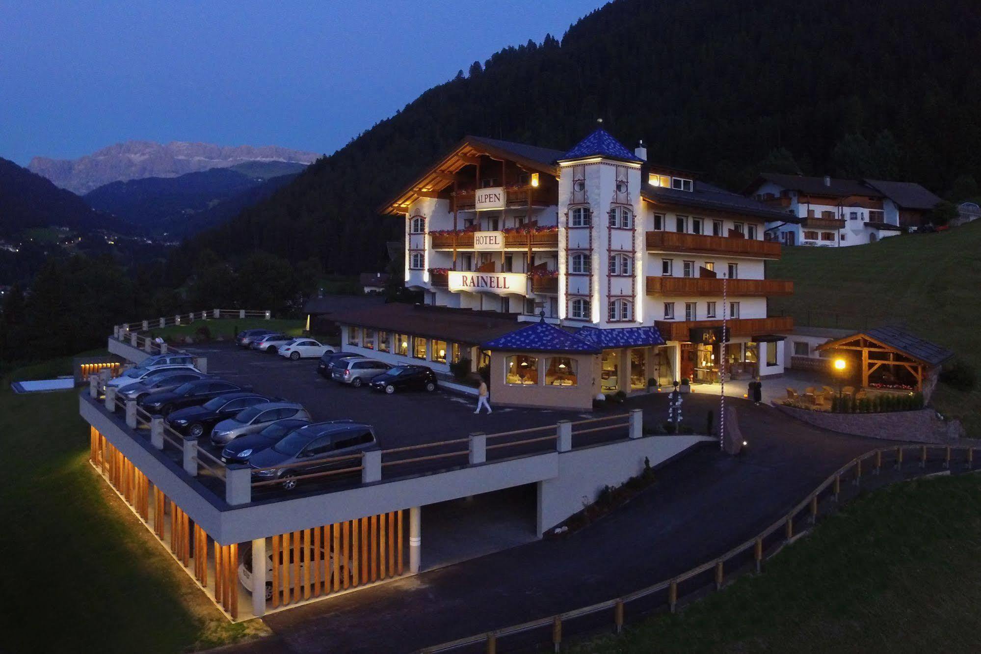 ホテル Rainell Dolomites Retreat オルティゼーイ エクステリア 写真