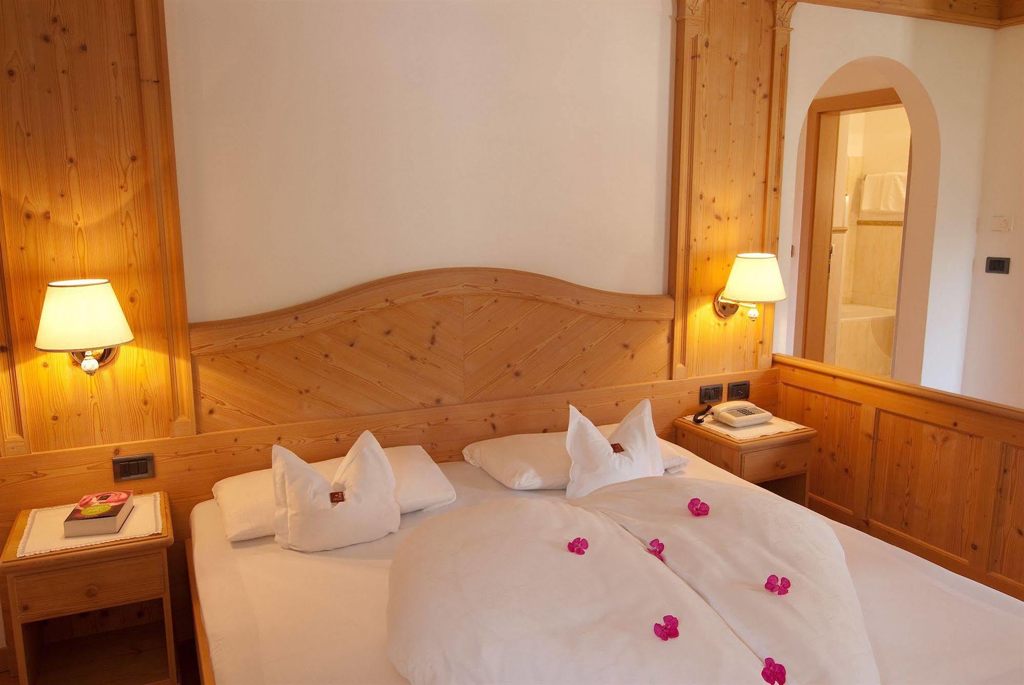 ホテル Rainell Dolomites Retreat オルティゼーイ エクステリア 写真
