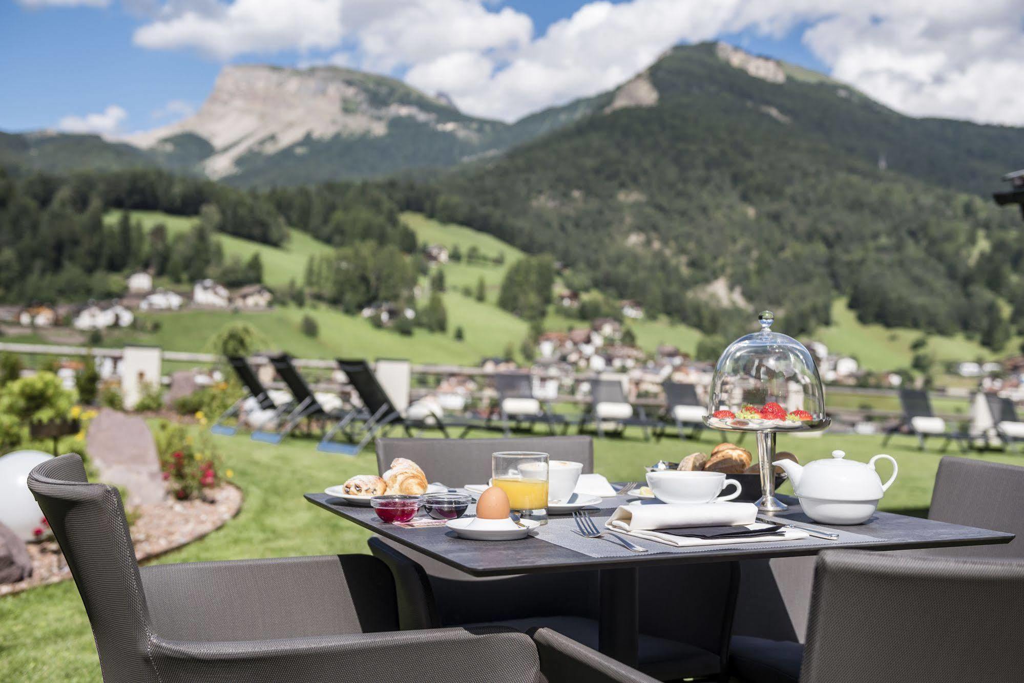 ホテル Rainell Dolomites Retreat オルティゼーイ エクステリア 写真