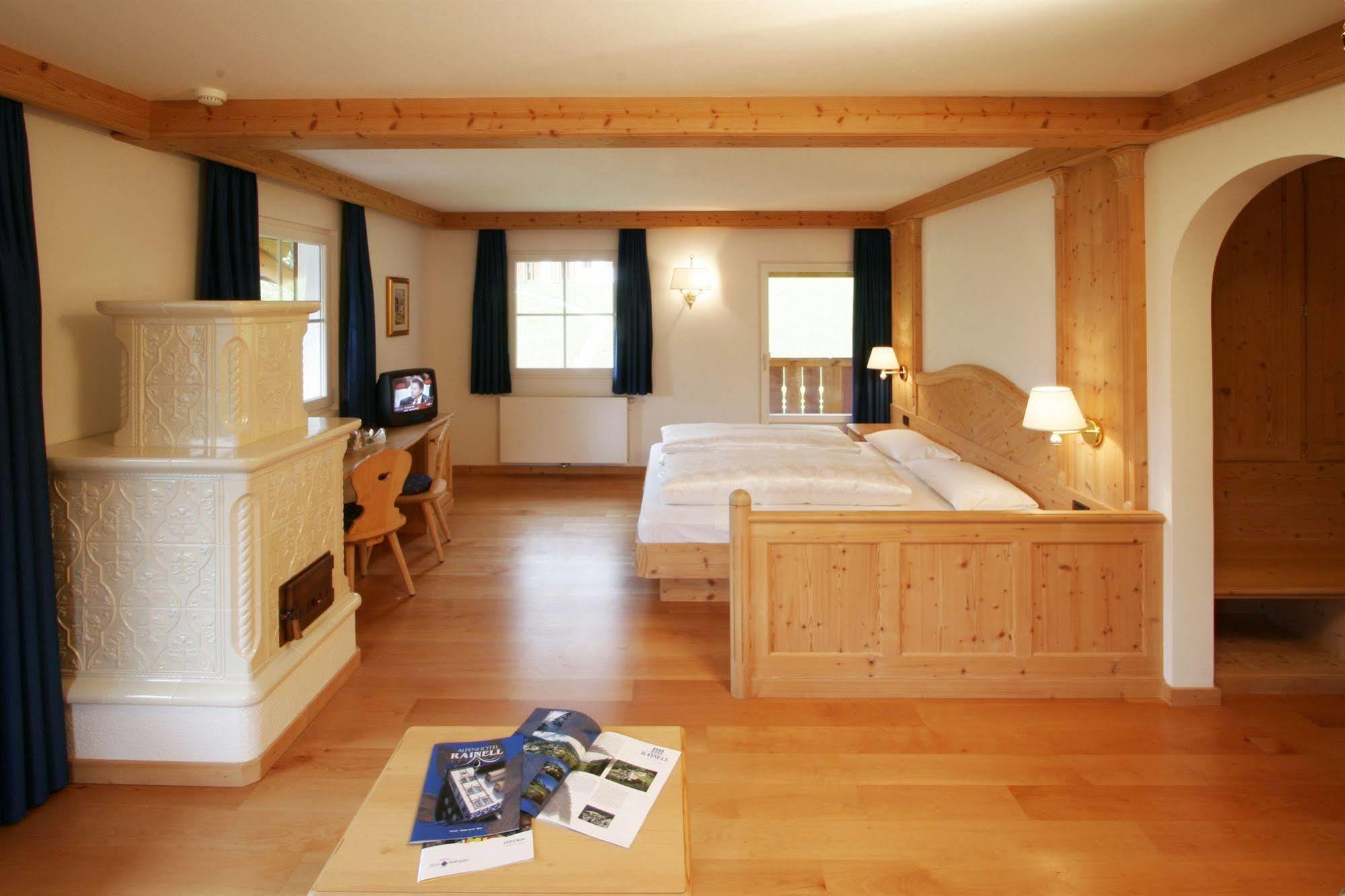 ホテル Rainell Dolomites Retreat オルティゼーイ エクステリア 写真