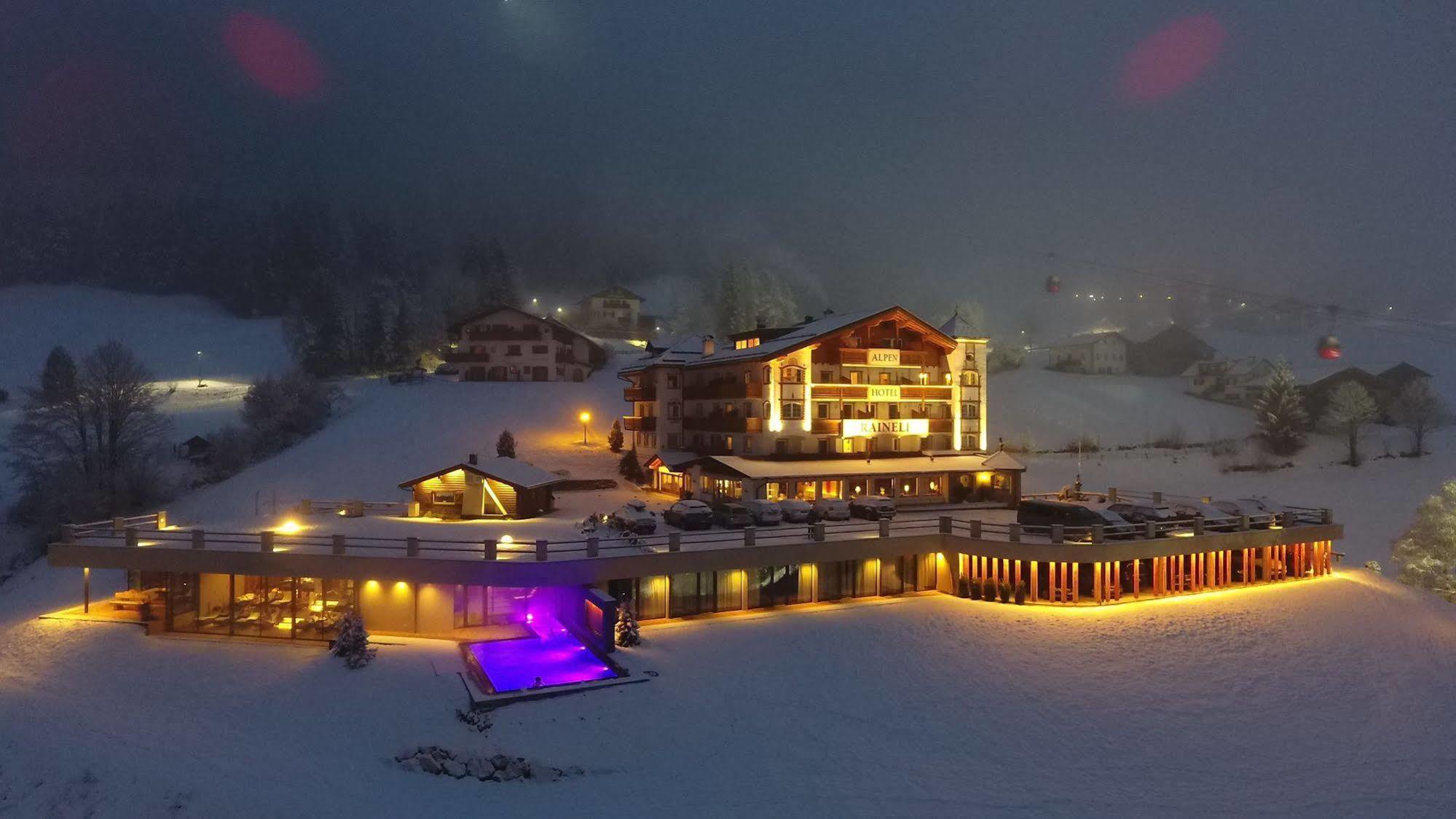 ホテル Rainell Dolomites Retreat オルティゼーイ エクステリア 写真